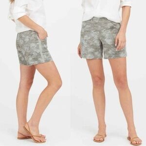 Spanx Stretch Twill 6" Shorts in Stone Wash Camo. Size Medium. Pull on. NWT.